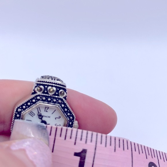 Working! Vintage Jordache Dainty Silver Tone Stretch Band Watch - Picture 5 of 7